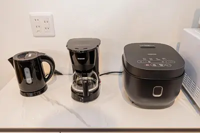 a coffee maker and a toaster on a counter at Arashi hotel \u5d50\u30db\u30c6\u30eb in Tokyo