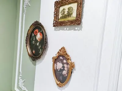 three plates on a wall with flowers on them at ds' 2ROOMS NEW APT Max 6P 临近商业街 2室1厅1卫生间 交通便利 最大6人 Max 6P 方便到达新宿 涉谷 表参道 池袋 in Tokyo