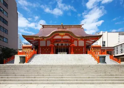 a red building with stairs in a city at Shinjuku city4\u4eba\u53efTV\u4ed8\u304d in Tokyo