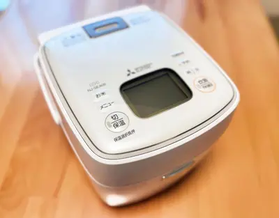 a close up of a cell phone sitting on a table at \u5143\u685c2\u53f7\u4e0a\u91ce\u6d45\u8349\u9ad8\u7d1a\u6c11\u6cca\u6700\u59278\u4eba\u99c56\u5206\u9ad8\u7d1a\u30d6\u30e9\u30f3\u30c9\u30d9\u30c3\u30c9\u5bb6\u5ead\u6620\u753b\u9928\u7121\u6599\u81ea\u8ee2\u8eca in Tokyo