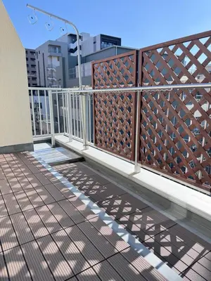 a balcony with a wooden fence with a gate at \u5143\u685c2\u53f7\u4e0a\u91ce\u6d45\u8349\u9ad8\u7d1a\u6c11\u6cca\u6700\u59278\u4eba\u99c56\u5206\u9ad8\u7d1a\u30d6\u30e9\u30f3\u30c9\u30d9\u30c3\u30c9\u5bb6\u5ead\u6620\u753b\u9928\u7121\u6599\u81ea\u8ee2\u8eca in Tokyo