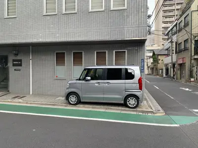 a silver van parked on the side of a street at \u5143\u685c2\u53f7\u4e0a\u91ce\u6d45\u8349\u9ad8\u7d1a\u6c11\u6cca\u6700\u59278\u4eba\u99c56\u5206\u9ad8\u7d1a\u30d6\u30e9\u30f3\u30c9\u30d9\u30c3\u30c9\u5bb6\u5ead\u6620\u753b\u9928\u7121\u6599\u81ea\u8ee2\u8eca in Tokyo
