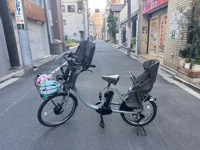 a bike with a basket parked on a street at \u5143\u685c2\u53f7\u4e0a\u91ce\u6d45\u8349\u9ad8\u7d1a\u6c11\u6cca\u6700\u59278\u4eba\u99c56\u5206\u9ad8\u7d1a\u30d6\u30e9\u30f3\u30c9\u30d9\u30c3\u30c9\u5bb6\u5ead\u6620\u753b\u9928\u7121\u6599\u81ea\u8ee2\u8eca in Tokyo
