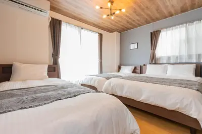 a bedroom with two beds and a window at \u30bb\u30f3\u30c8\u30e9\u30eb\u30d5\u30a3\u30fc\u30eb\u30c9 in Tokyo