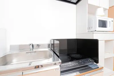 a kitchen with a sink and a microwave at \u30bb\u30f3\u30c8\u30e9\u30eb\u30d5\u30a3\u30fc\u30eb\u30c9 in Tokyo