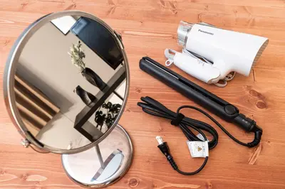 a mirror and a hair dryer on a wooden table at \u30bb\u30f3\u30c8\u30e9\u30eb\u30d5\u30a3\u30fc\u30eb\u30c9 in Tokyo