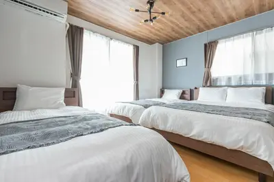 a bedroom with two beds and a window at \u30bb\u30f3\u30c8\u30e9\u30eb\u30d5\u30a3\u30fc\u30eb\u30c9 in Tokyo