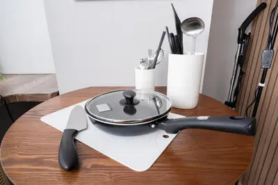 a frying pan sitting on top of a table at SAKURA Residence\u76ee\u9ed2 307 in Tokyo