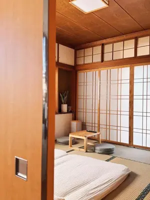 a room with a door and a table in a room at \u5168\u65b0\u88c5\u4fee\u5357\u54c1\u5dddHaven\u67091\u95f4\u548c\u5ba4\u51712\u5367\u5ba4 in Tokyo