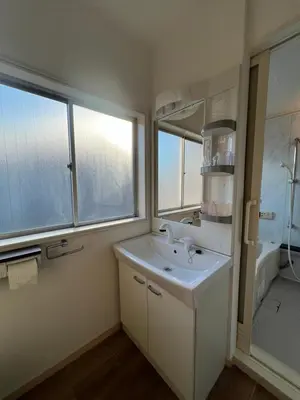 a white bathroom with a sink and a shower at \u5168\u65b0\u88c5\u4fee\u5357\u54c1\u5dddHaven\u67091\u95f4\u548c\u5ba4\u51712\u5367\u5ba4 in Tokyo