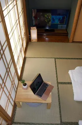 a laptop sitting on a table in a room at \u5168\u65b0\u88c5\u4fee\u5357\u54c1\u5dddHaven\u67091\u95f4\u548c\u5ba4\u51712\u5367\u5ba4 in Tokyo