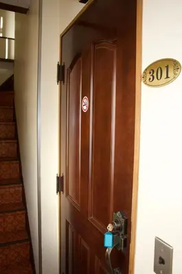 a wooden door with a no smoking sign on it at \u5168\u65b0\u88c5\u4fee\u5357\u54c1\u5dddHaven\u67091\u95f4\u548c\u5ba4\u51712\u5367\u5ba4 in Tokyo