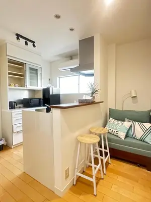 a kitchen and living room with a couch and a counter at \u5168\u65b0\u88c5\u4fee\u5357\u54c1\u5dddHaven\u67091\u95f4\u548c\u5ba4\u51712\u5367\u5ba4 in Tokyo