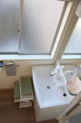 a bathroom with a large white tub and a window at \u5168\u65b0\u88c5\u4fee\u5357\u54c1\u5dddHaven\u67091\u95f4\u548c\u5ba4\u51712\u5367\u5ba4 in Tokyo