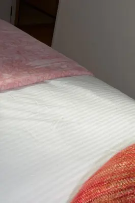 a bed with white sheets and a pink blanket at \u5168\u65b0\u88c5\u4fee\u5357\u54c1\u5dddHaven\u67091\u95f4\u548c\u5ba4\u51712\u5367\u5ba4 in Tokyo