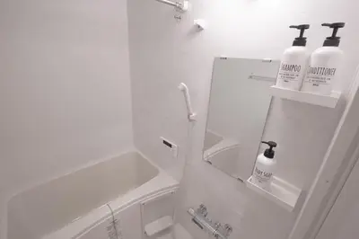 a bathroom with a mirror and a sink and a shower at \u6771\u4e0a\u91ce\u306e\u96a0\u308c\u5bb6 \u4e0a\u91ce\u99c5\u5f92\u6b69\u570f\u5185\u306e\u30a2\u30c3\u30c8\u30db\u30fc\u30e0\u306a\u5bbf EoE6 SioE in Tokyo
