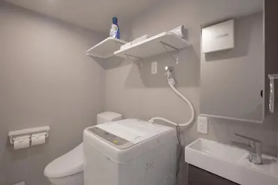 a small bathroom with a toilet and a sink at \u6771\u4e0a\u91ce\u306e\u96a0\u308c\u5bb6 \u4e0a\u91ce\u99c5\u5f92\u6b69\u570f\u5185\u306e\u30a2\u30c3\u30c8\u30db\u30fc\u30e0\u306a\u5bbf EoE6 SioE in Tokyo