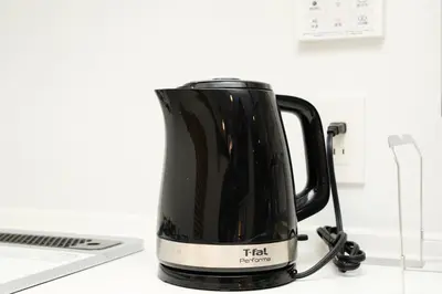 a black coffee pot sitting on top of a counter at Shinjuku-Nakano Residence -\u6771\u4e2d\u91ce\u30de\u30f3\u30b9\u30ea\u30fc\u30cf\u30a6\u30b9 - 3\u968e\u5efa\u3066\u5c4b\u4e0a\u4ed8\u304d\u306e1\u68df\u8cb8\u3057\u5207\u308a - \u6700\u59277\u540d in Tokyo