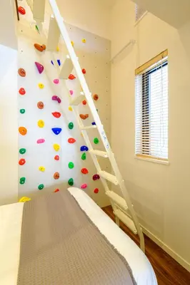 a bedroom with a climbing wall with a ladder at Shinjuku-Nakano Residence -\u6771\u4e2d\u91ce\u30de\u30f3\u30b9\u30ea\u30fc\u30cf\u30a6\u30b9 - 3\u968e\u5efa\u3066\u5c4b\u4e0a\u4ed8\u304d\u306e1\u68df\u8cb8\u3057\u5207\u308a - \u6700\u59277\u540d in Tokyo