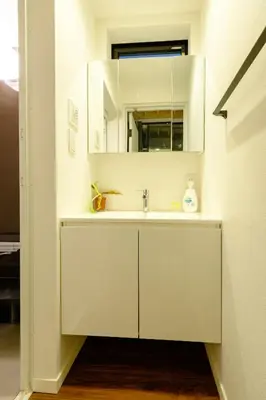 a white bathroom with a sink and a mirror at Shinjuku-Nakano Residence -\u6771\u4e2d\u91ce\u30de\u30f3\u30b9\u30ea\u30fc\u30cf\u30a6\u30b9 - 3\u968e\u5efa\u3066\u5c4b\u4e0a\u4ed8\u304d\u306e1\u68df\u8cb8\u3057\u5207\u308a - \u6700\u59277\u540d in Tokyo