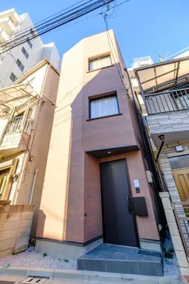 a building with a black door on the side of it at Shinjuku-Nakano Residence -\u6771\u4e2d\u91ce\u30de\u30f3\u30b9\u30ea\u30fc\u30cf\u30a6\u30b9 - 3\u968e\u5efa\u3066\u5c4b\u4e0a\u4ed8\u304d\u306e1\u68df\u8cb8\u3057\u5207\u308a - \u6700\u59277\u540d in Tokyo