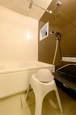 a white stool in a bathroom with a sink at Shinjuku-Nakano Residence -\u6771\u4e2d\u91ce\u30de\u30f3\u30b9\u30ea\u30fc\u30cf\u30a6\u30b9 - 3\u968e\u5efa\u3066\u5c4b\u4e0a\u4ed8\u304d\u306e1\u68df\u8cb8\u3057\u5207\u308a - \u6700\u59277\u540d in Tokyo