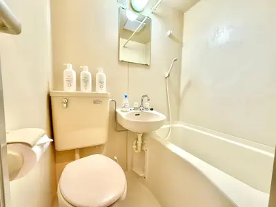 a small bathroom with a toilet and a sink at \u9ad8\u7530\u99ac\u5834 4\u4eba\u53efa2 in Tokyo