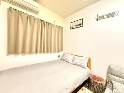 a bedroom with a bed and a window at \u9ad8\u7530\u99ac\u5834 4\u4eba\u53efa2 in Tokyo