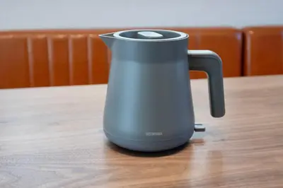 a kettle sitting on top of a wooden table at \u30b6\u30eb\u30c4\u66f3\u821f in Tokyo
