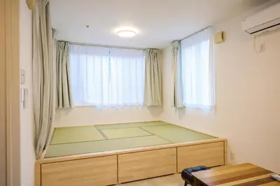 a bedroom with a bed and a window at \u5bbf\u6816\u4e21\u56fd in Tokyo
