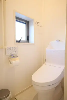 a bathroom with a white toilet and a window at \u5bbf\u6816\u4e21\u56fd in Tokyo