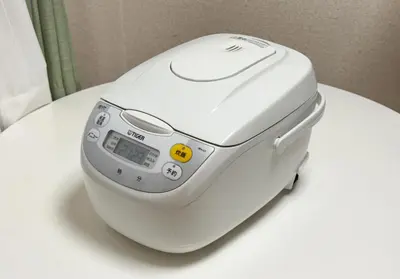 a white toaster sitting on top of a table at \u6771\u771f\u30d3\u30eb3f in Tokyo
