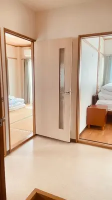 a room with a mirror and a bedroom with a bed at Skytree Residence \u9326\u7cf8\u753a \u99c5\u304b\u3089600M\u5f92\u6b698\u5206 in Tokyo