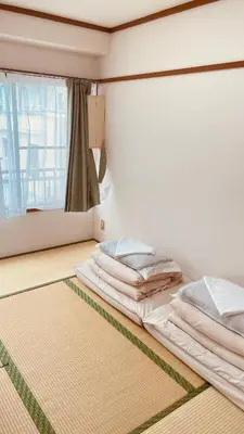 two beds in a room with a window at Skytree Residence \u9326\u7cf8\u753a \u99c5\u304b\u3089600M\u5f92\u6b698\u5206 in Tokyo