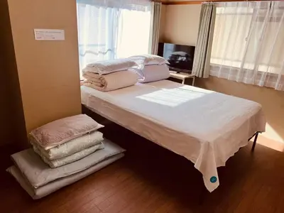 a bedroom with a large white bed with a window at Skytree Residence \u9326\u7cf8\u753a \u99c5\u304b\u3089600M\u5f92\u6b698\u5206 in Tokyo