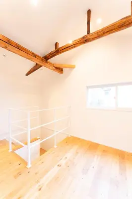 a room with white walls and wooden beams at NOIL 2 \u6c60\u888b Ikebukuro \u6c60\u888b\u99c5\u5f92\u6b6914\u5206 \u690e\u540d\u753a\u99c5\u5f92\u6b695\u5206 in Tokyo