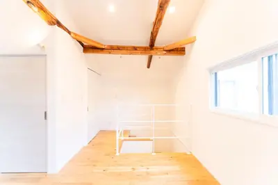 a room with a ladder and a window at NOIL 2 \u6c60\u888b Ikebukuro \u6c60\u888b\u99c5\u5f92\u6b6914\u5206 \u690e\u540d\u753a\u99c5\u5f92\u6b695\u5206 in Tokyo