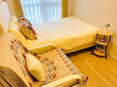 a room with a bed and a couch and a table at Z5-Shinjuku center 4 mins to ST Max 3P-\u65b0\u5bbf\u6700\u4e2d\u5fc3 \u6771\u65b0\u5bbf\u99c54\u5206 \u76f4\u8fbe\u65b0\u5bbf \u6e0b\u8c37 \u8868\u53c2\u9053 \u6c60\u888b \u4e0a\u91ce \u4ee3\u4ee3\u6728 \u9280\u5ea7 \u539f\u5bbf in Tokyo