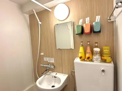 a small bathroom with a sink and a mirror at Z5-Shinjuku center 4 mins to ST Max 3P-\u65b0\u5bbf\u6700\u4e2d\u5fc3 \u6771\u65b0\u5bbf\u99c54\u5206 \u76f4\u8fbe\u65b0\u5bbf \u6e0b\u8c37 \u8868\u53c2\u9053 \u6c60\u888b \u4e0a\u91ce \u4ee3\u4ee3\u6728 \u9280\u5ea7 \u539f\u5bbf in Tokyo