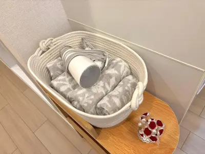 a basket on a table next to a wooden table at Z5-Shinjuku center 4 mins to ST Max 3P-\u65b0\u5bbf\u6700\u4e2d\u5fc3 \u6771\u65b0\u5bbf\u99c54\u5206 \u76f4\u8fbe\u65b0\u5bbf \u6e0b\u8c37 \u8868\u53c2\u9053 \u6c60\u888b \u4e0a\u91ce \u4ee3\u4ee3\u6728 \u9280\u5ea7 \u539f\u5bbf in Tokyo