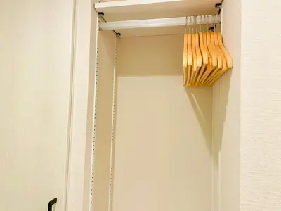 a bunch of wooden utensils hanging from a door at Z5-Shinjuku center 4 mins to ST Max 3P-\u65b0\u5bbf\u6700\u4e2d\u5fc3 \u6771\u65b0\u5bbf\u99c54\u5206 \u76f4\u8fbe\u65b0\u5bbf \u6e0b\u8c37 \u8868\u53c2\u9053 \u6c60\u888b \u4e0a\u91ce \u4ee3\u4ee3\u6728 \u9280\u5ea7 \u539f\u5bbf in Tokyo