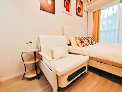 a bedroom with a bed and a chair and a window at Z5-Shinjuku center 4 mins to ST Max 3P-\u65b0\u5bbf\u6700\u4e2d\u5fc3 \u6771\u65b0\u5bbf\u99c54\u5206 \u76f4\u8fbe\u65b0\u5bbf \u6e0b\u8c37 \u8868\u53c2\u9053 \u6c60\u888b \u4e0a\u91ce \u4ee3\u4ee3\u6728 \u9280\u5ea7 \u539f\u5bbf in Tokyo