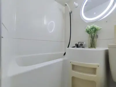 a bathroom with a white tub and a sink at G35\u65b0\u5bbf\u6700\u4e2d\u5fc3 \u6771\u65b0\u5bbf\u7ad95\u5206-Shinjuku center 5 mins to st, Max 4P \u65b0\u5bbf \u6d89\u8c37 \u8868\u53c2\u9053 \u6c60\u888b \u4e0a\u91ce \u4ee3\u4ee3\u6728 \u94f6\u5ea7 \u539f\u5bbf in Tokyo