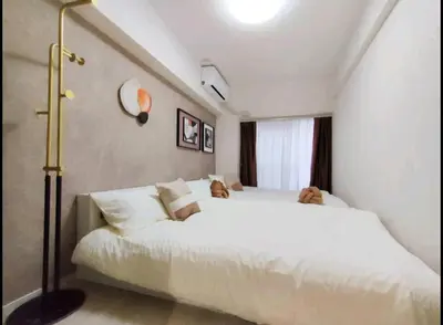 a bedroom with a large white bed in a room at G35\u65b0\u5bbf\u6700\u4e2d\u5fc3 \u6771\u65b0\u5bbf\u7ad95\u5206-Shinjuku center 5 mins to st, Max 4P \u65b0\u5bbf \u6d89\u8c37 \u8868\u53c2\u9053 \u6c60\u888b \u4e0a\u91ce \u4ee3\u4ee3\u6728 \u94f6\u5ea7 \u539f\u5bbf in Tokyo