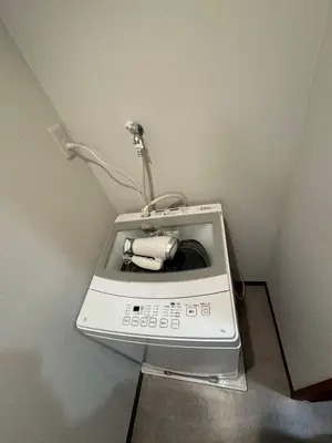 a toaster with a sewing machine on top of it at \u548c\u306e\u6953cottage\u7b2c\u4e8c301 \u65b0\u5bbf\u6b4c\u821e\u4f0e\u753a\u8fd1\u96a3 in Tokyo
