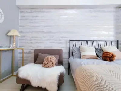 a bedroom with two beds and a chair and a table at Z57\u65b0\u5bbf\u6700\u4e2d\u5fc3 \u6771\u65b0\u5bbf\u7ad95\u5206-Shinjuku center 5 mins to St, Max 3P \u76f4\u8fbe\u65b0\u5bbf \u6d89\u8c37 \u8868\u53c2\u9053 \u6c60\u888b \u4e0a\u91ce \u4ee3\u4ee3\u6728 \u94f6\u5ea7 \u539f\u5bbf in Tokyo