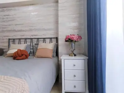 a bedroom with a bed and a vase of flowers on a night stand at Z57\u65b0\u5bbf\u6700\u4e2d\u5fc3 \u6771\u65b0\u5bbf\u7ad95\u5206-Shinjuku center 5 mins to St, Max 3P \u76f4\u8fbe\u65b0\u5bbf \u6d89\u8c37 \u8868\u53c2\u9053 \u6c60\u888b \u4e0a\u91ce \u4ee3\u4ee3\u6728 \u94f6\u5ea7 \u539f\u5bbf in Tokyo