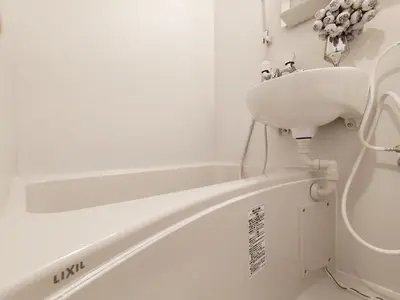 a bathroom with a sink and a bath tub at Z57\u65b0\u5bbf\u6700\u4e2d\u5fc3 \u6771\u65b0\u5bbf\u7ad95\u5206-Shinjuku center 5 mins to St, Max 3P \u76f4\u8fbe\u65b0\u5bbf \u6d89\u8c37 \u8868\u53c2\u9053 \u6c60\u888b \u4e0a\u91ce \u4ee3\u4ee3\u6728 \u94f6\u5ea7 \u539f\u5bbf in Tokyo