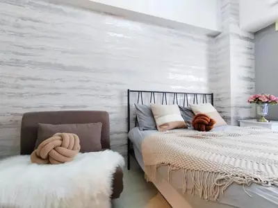 two beds in a bedroom with a white wall at Z57\u65b0\u5bbf\u6700\u4e2d\u5fc3 \u6771\u65b0\u5bbf\u7ad95\u5206-Shinjuku center 5 mins to St, Max 3P \u76f4\u8fbe\u65b0\u5bbf \u6d89\u8c37 \u8868\u53c2\u9053 \u6c60\u888b \u4e0a\u91ce \u4ee3\u4ee3\u6728 \u94f6\u5ea7 \u539f\u5bbf in Tokyo