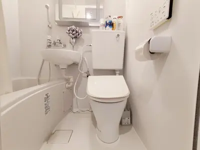 a white bathroom with a toilet and a sink at Z57\u65b0\u5bbf\u6700\u4e2d\u5fc3 \u6771\u65b0\u5bbf\u7ad95\u5206-Shinjuku center 5 mins to St, Max 3P \u76f4\u8fbe\u65b0\u5bbf \u6d89\u8c37 \u8868\u53c2\u9053 \u6c60\u888b \u4e0a\u91ce \u4ee3\u4ee3\u6728 \u94f6\u5ea7 \u539f\u5bbf in Tokyo